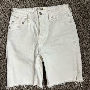 FREE PEOPLE || white Bermuda summer shorts size 26